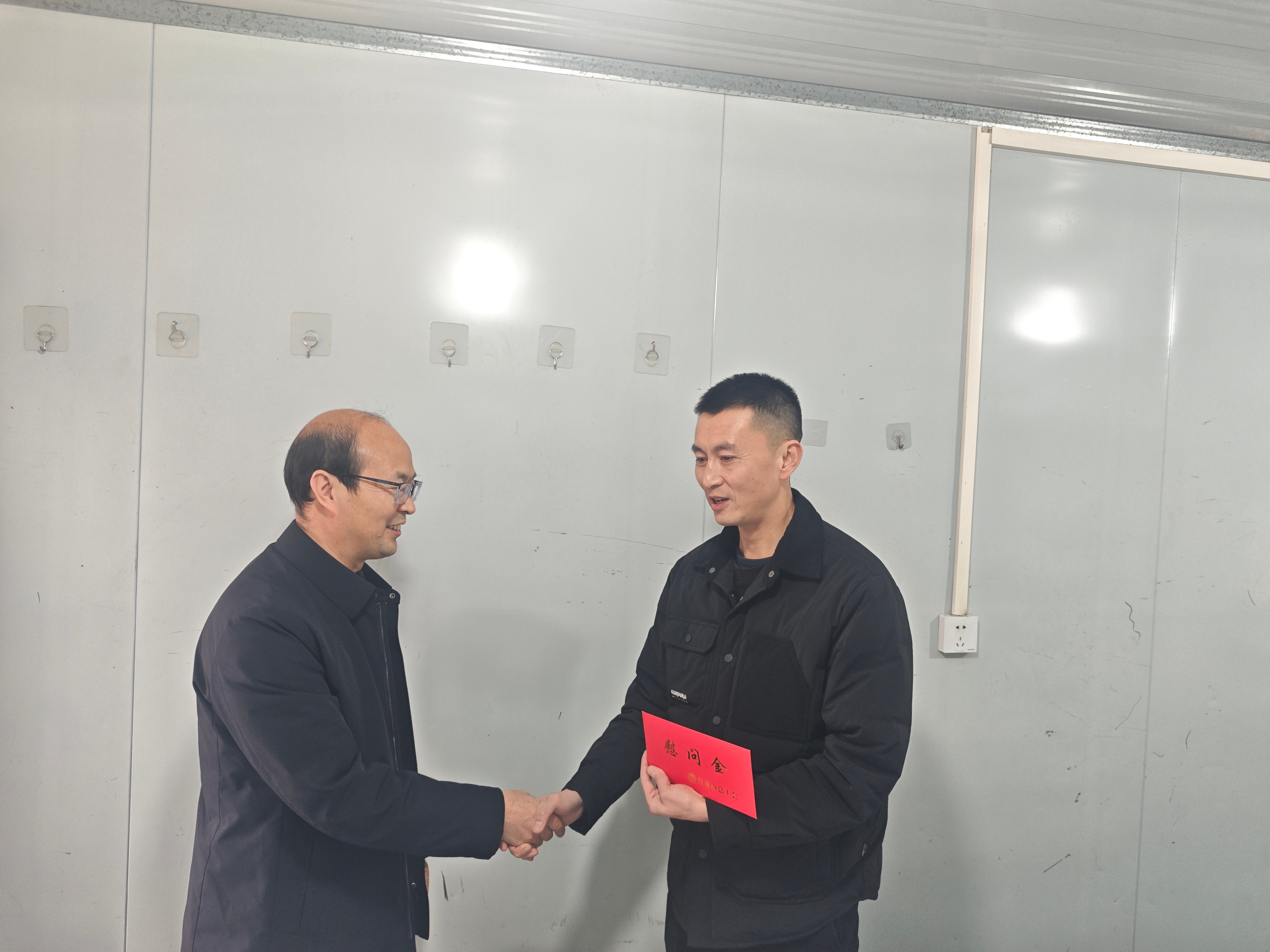 汇东建工 | 新春慰问劳模 情暖施工一线